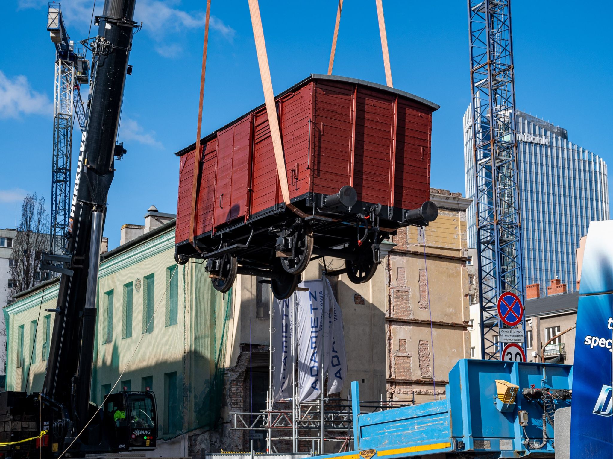 Scenic element – covered freight wagon