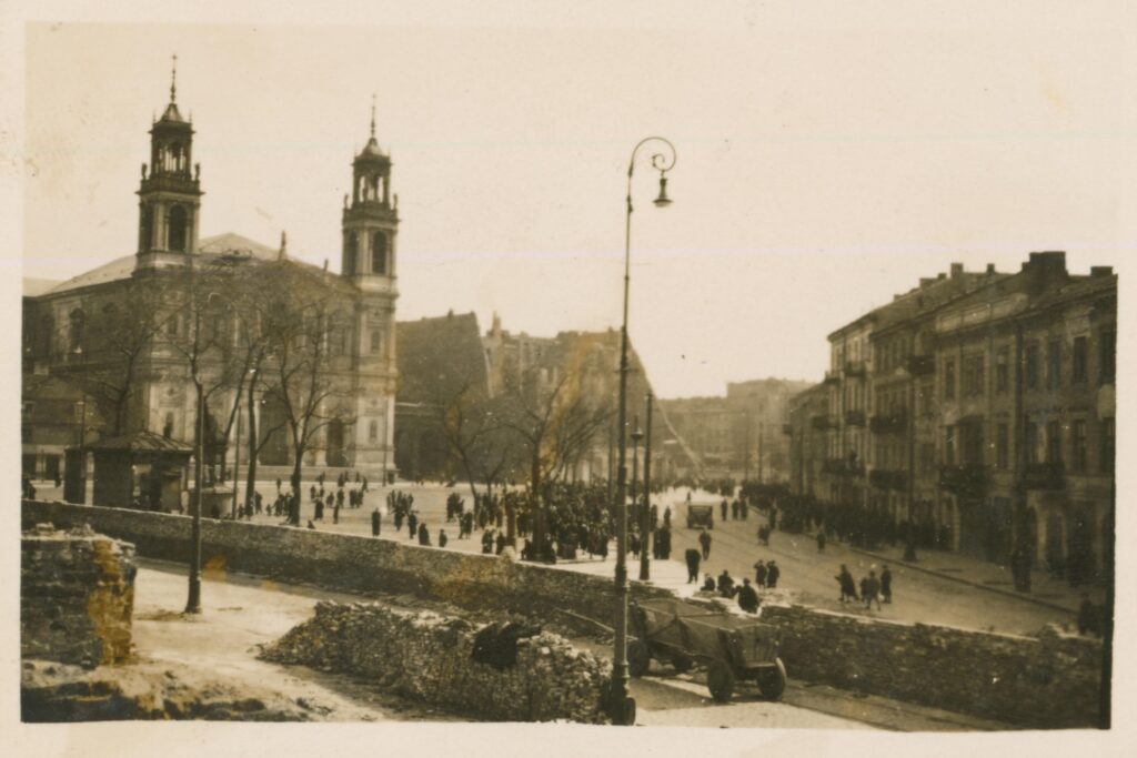 Plac Grzybowski with the ghetto wall and All Saints' Church in the background. Piles of bricks and a cart next to the wall suggest that the photo was taken during the construction of the wall