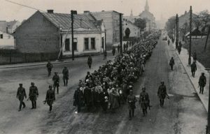 Auschwitz więźniowie pierwszego transportu na ulicach Tarnowa