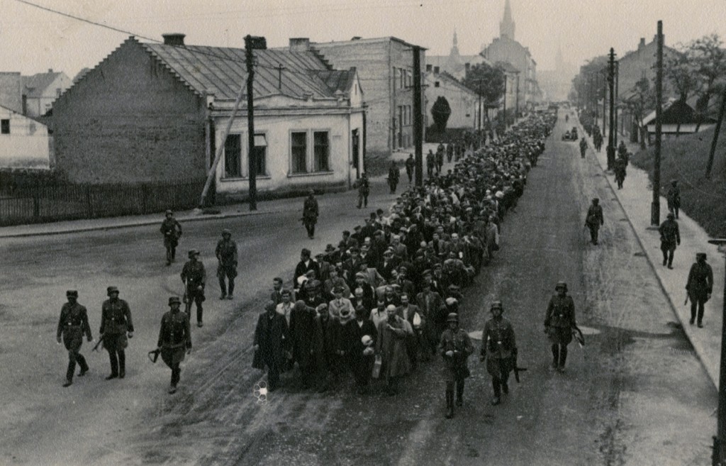 Auschwitz więźniowie pierwszego transportu na ulicach Tarnowa