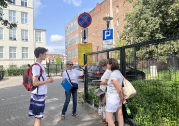 Fotorelacja | Spacer varsavianistyczny śladami powojennej historii Żydów