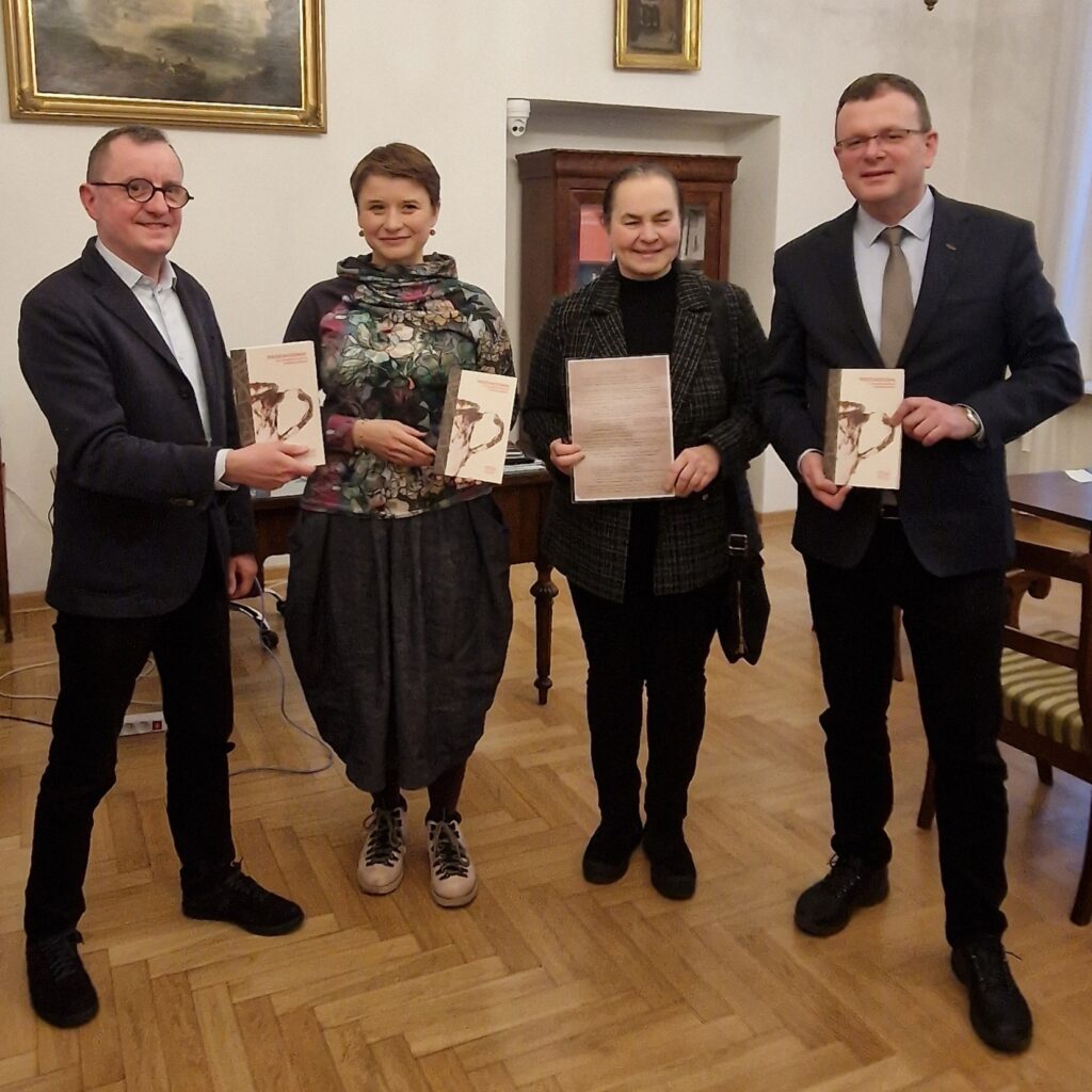 4 osoby pozujące z przewodnikami po dawnym getcie warszawskim