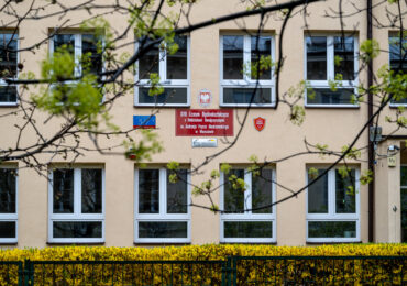 Otwieranie ciszy | Na budynkach stołecznych liceów pojawiły się tablice upamiętniające warszawskie getto