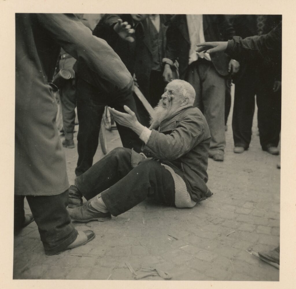 Fotografia przedstawiająca starszego, pobitego Żyda.