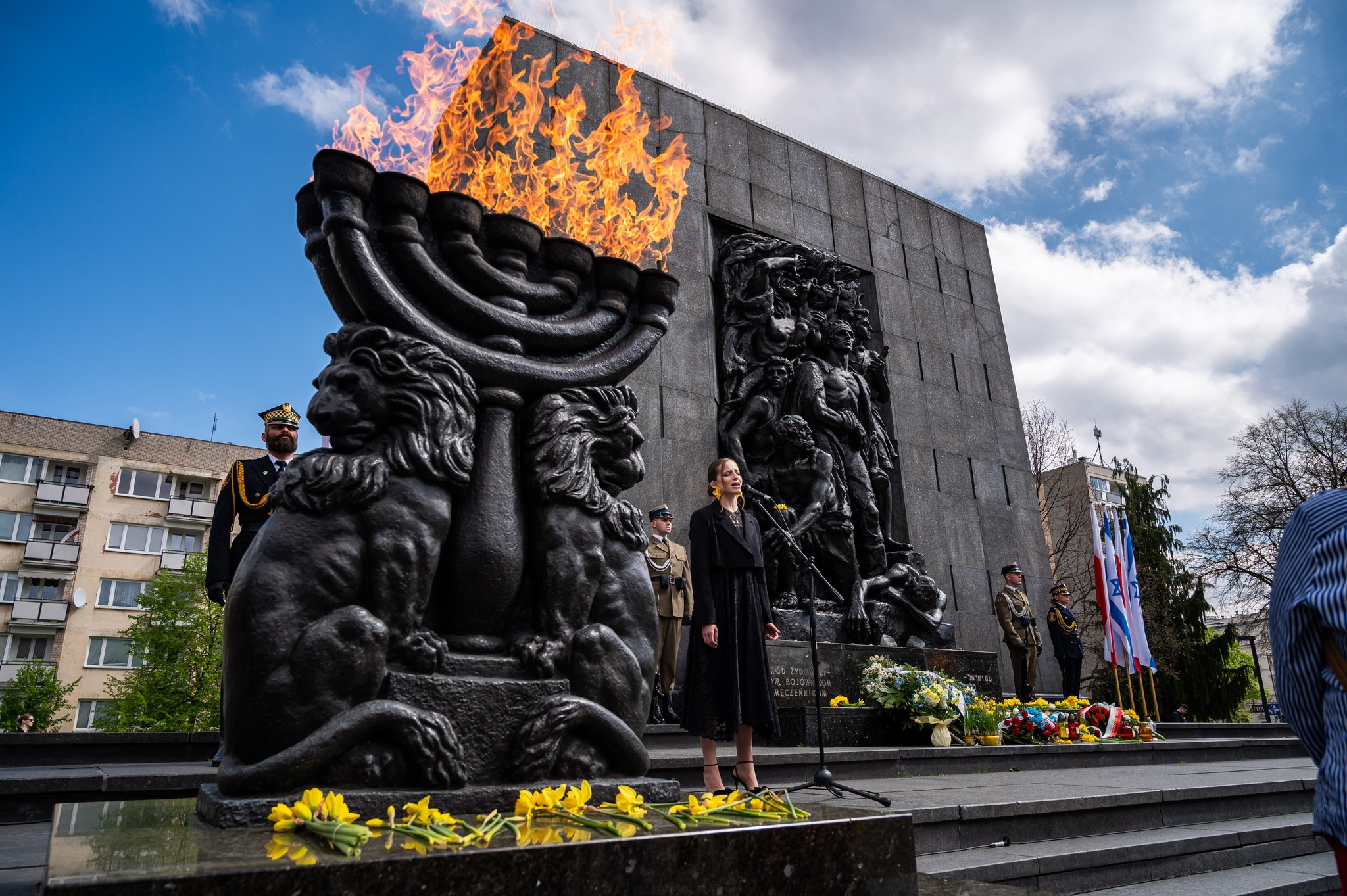 Artystka śpiewająca przed Pomnikiem Bohaterów Warszawskiego Getta