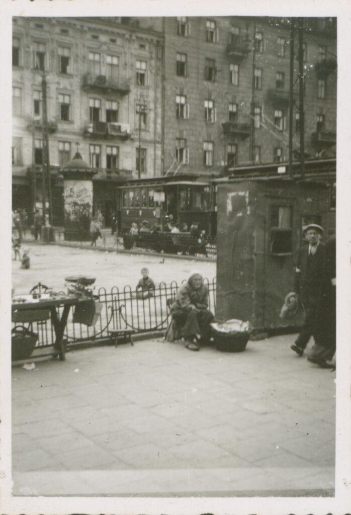 MGW-Plac-Muranowski-w-warszawskim-getcie.-W-tle-budynki-o-adresach-Plac-Muranowski-15-i-17