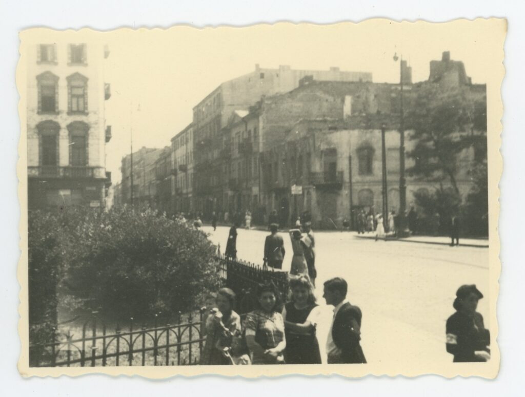 MGW-widok-z-Placu-Muranowskiego-w-kierunku-poludniowym-po-lewej-fragment-kamienicy-Plac-Muranowski-21-Nalewki-42