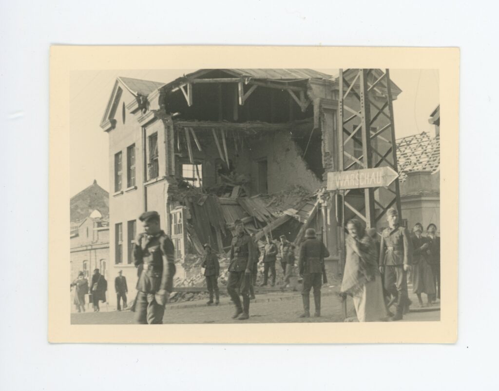 Zniszczony budynek przy skrzyżowaniu ulic R. Traugutta 4 i Podzamcze w Sochaczewie;z prawej strony fragment zburzonego Kahału, wrzesień 1939 r. Obecnie w tym miejscu znajduje się park im. Fryderyka Chopina (fot. ze zbiorów MGW; fragment)