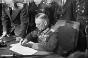 8 maja 1945 roku Berlin Feldmarszałek Wilhelm Keitel podpisując akt bezwarunkowej kapitulacji. fot. wiki (002)